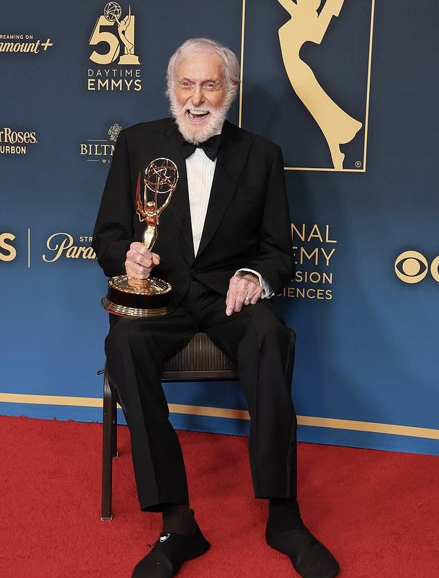 За свою карьеру он завоевал шесть премий "Эмми", "Грэмми", "Тони" и увековечен на Голливудской аллее славы (данные на июнь 2024).