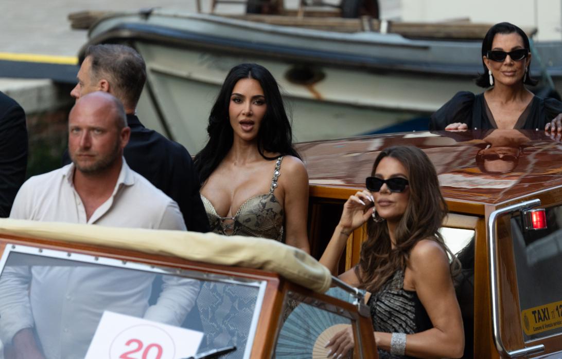 Ким Кардашьян, Крис Дженнер и Хлои Кардашьян приплывают к Кампо делла Мадонна дель Орто.