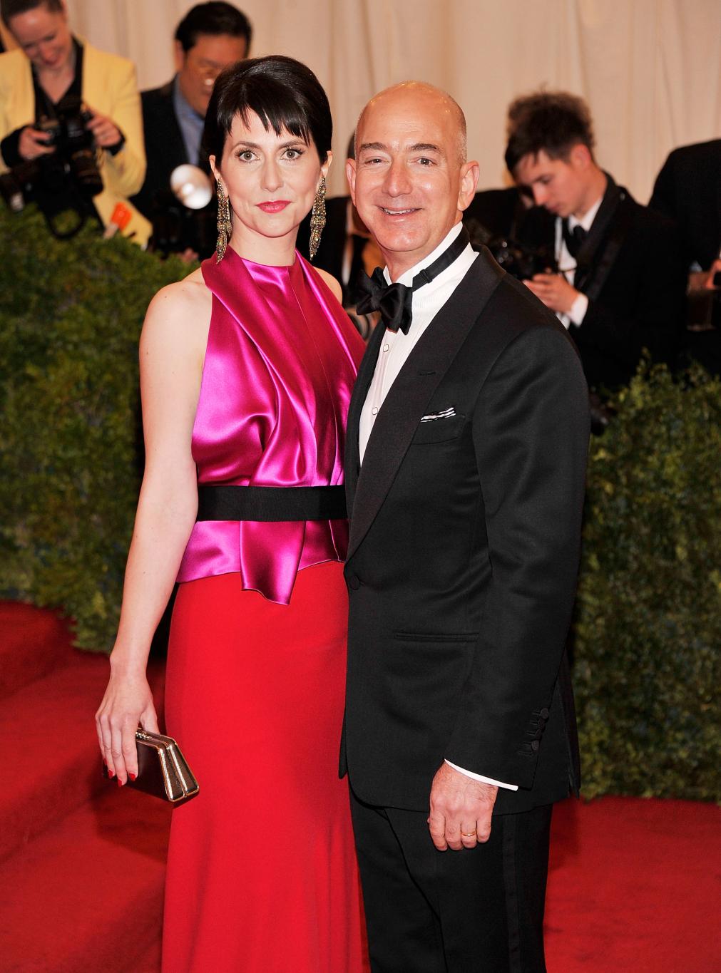 Маккензи и Джефф Безос на красной дорожке Метрополитен-музея.