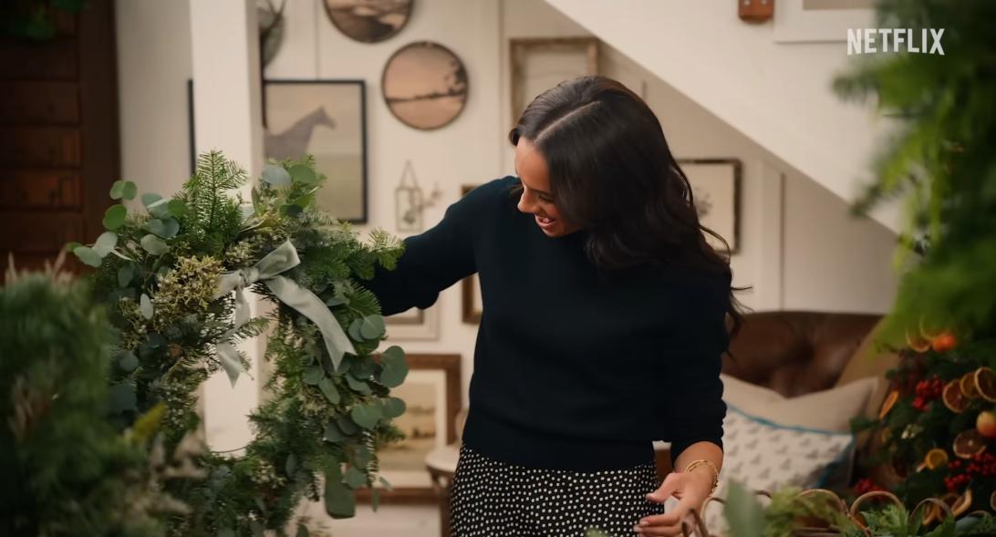Меган Маркл оформляет праздничный венок.
