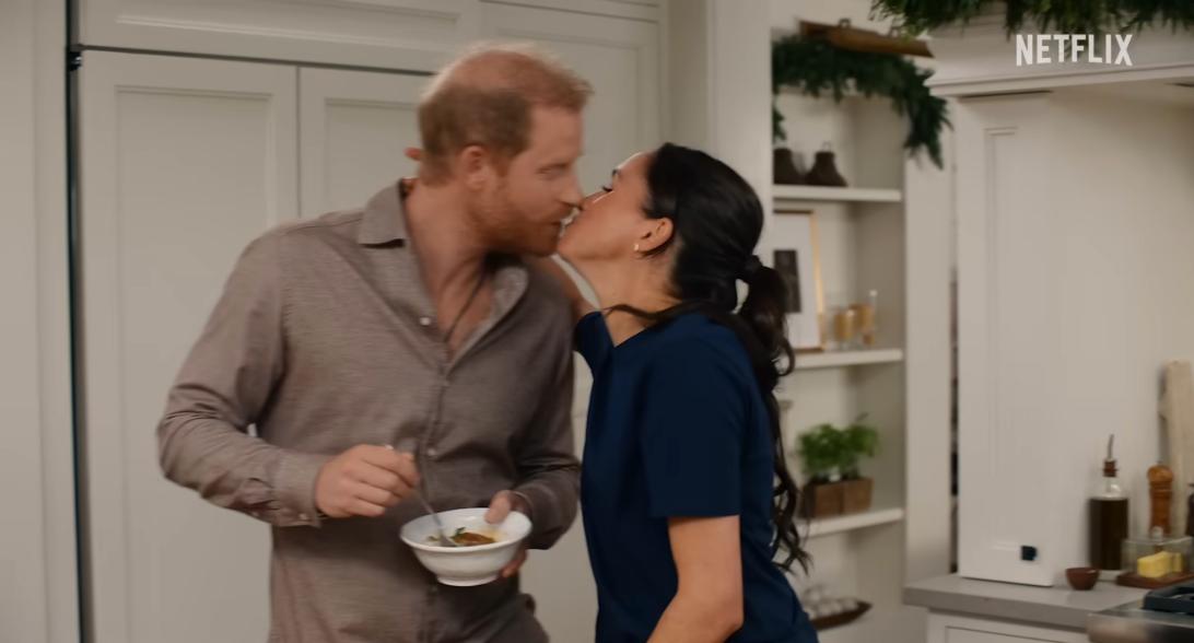 Меган Маркл и принц Гарри целуются на своей кухне.