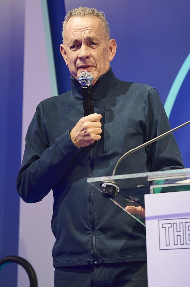 69-летний Том Хэнкс отметил свою любовь к метро Нью-Йорка, исполнив песню на мероприятии во вторник в The Shed.