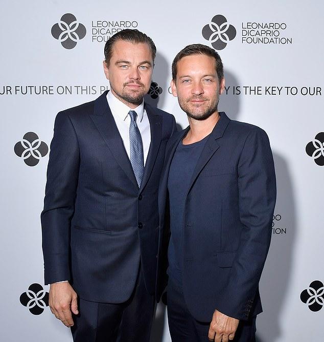 Сообщается, что Леонардо Ди Каприо и его друг Тоби Магуайр были окружены фанатками, веселясь до утра во вторник в Лондоне.