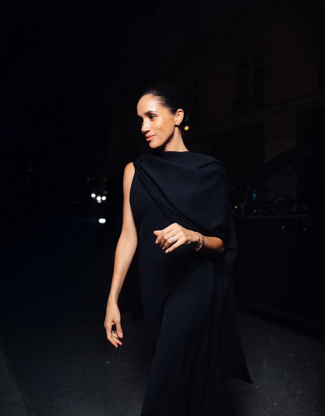 Меган Маркл блистала в элегантном черном платье на Неделе моды в Париже.