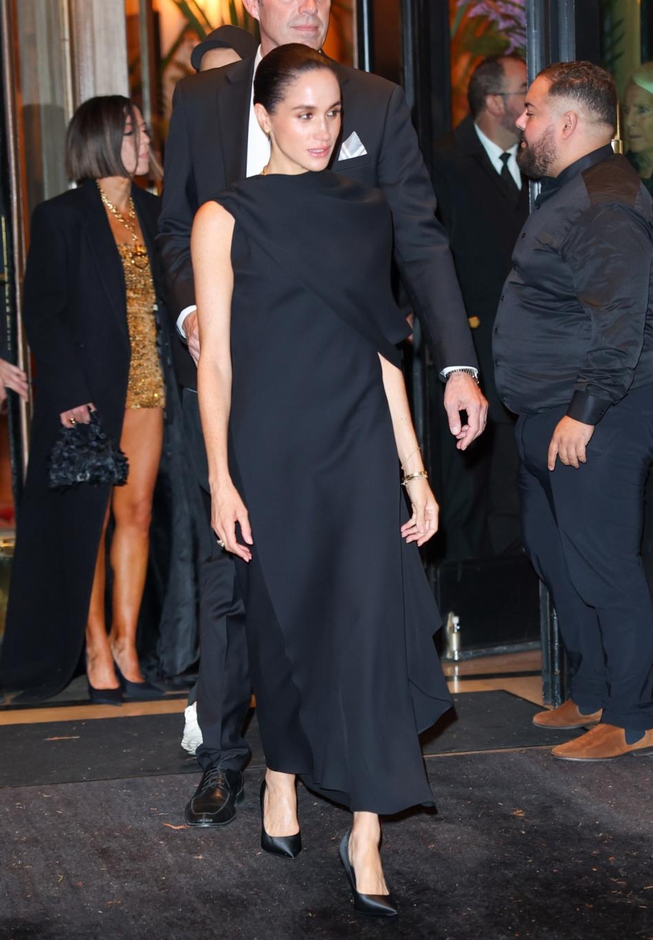 Меган Маркл покидает отель Плаза Атене в элегантном черном платье.