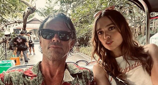 Уолтон Гоггинс проявлял нежность к своей жене Наде Коннерс во время их редкого появления на красной дорожке на церемонии вручения премии GQ «Мужчина года» в Мадриде в среду