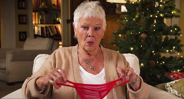 Дама Джуди Денч передарила пикантные красные стринги подруге Даме Имелде Стонтон в новом уморительном рождественском рекламном ролике.