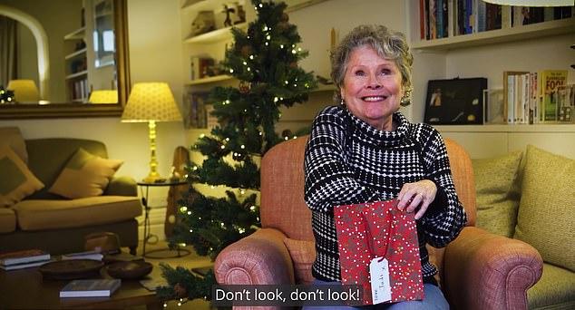 Она передаривает его 69-летней Имельде, которая держит на коленях рождественский пакет с открыткой: «С любовью, Джуди x».