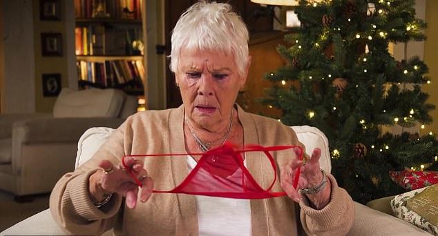 На видео 90-летняя Джуди Денч дома открывает подарок и с разочарованием видит полупрозрачные стринги.