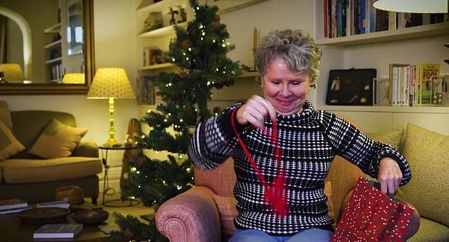 Имельда достает стринги и смущается. "Великоваты, правда?" – говорит она, отбрасывая их.