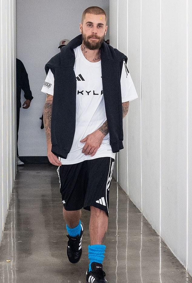 В конце ролика мужчина сказал: "Моя жизнь – безумие", добавив, что певец Джастин, замеченный в октябре в Л.А., помолился за него.