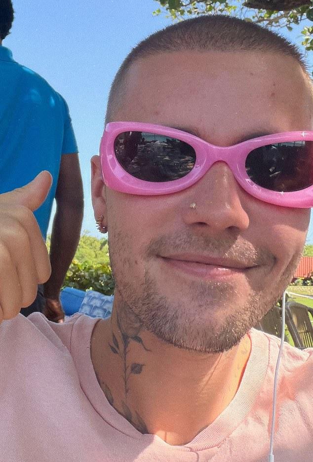 Рон Абаэкобе, игрок команды, сообщил Daily Mail, что вне камер Джастин «весь о любви».