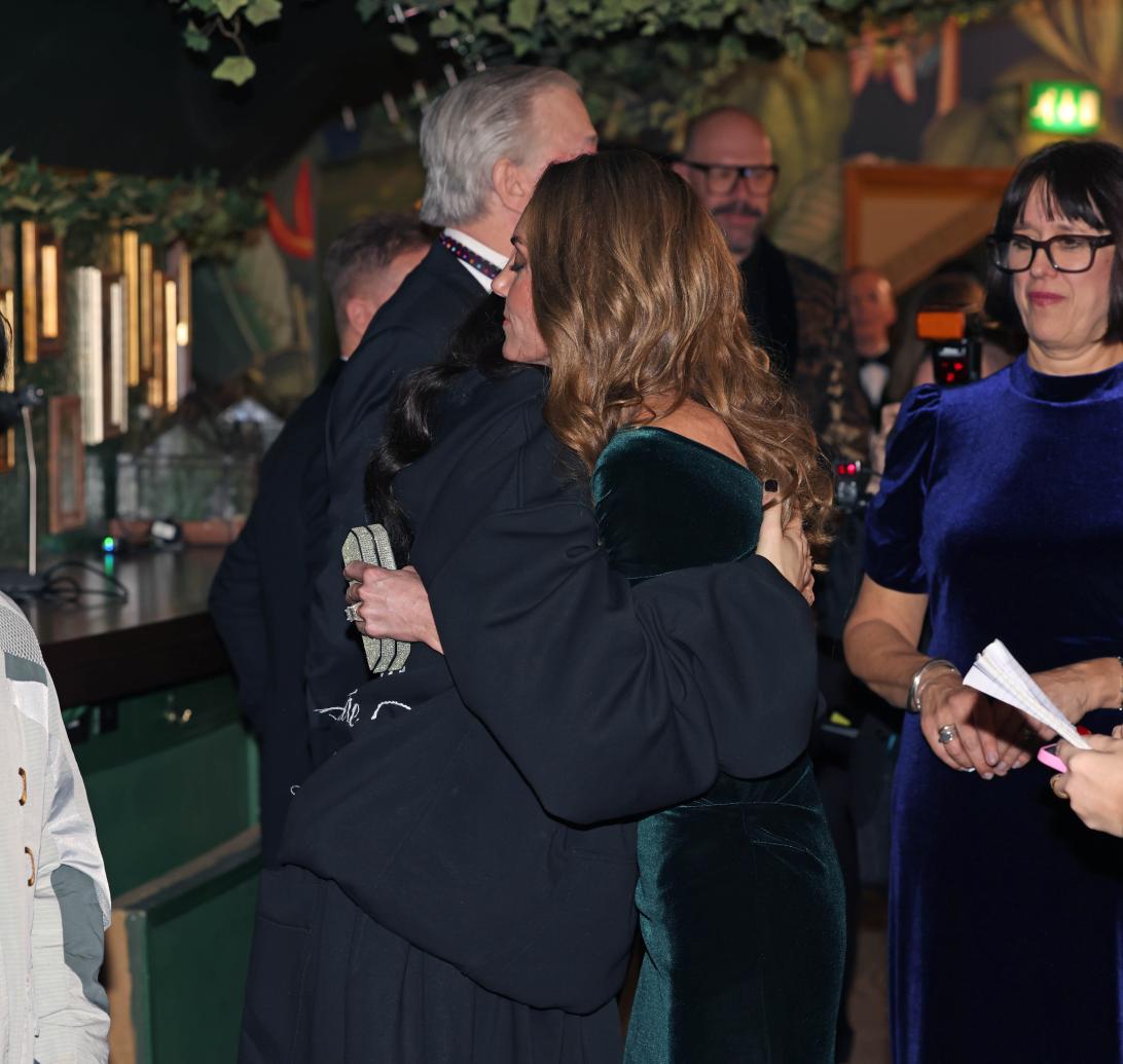 Принцесса Уэльская Кэтрин тепло приветствует и сердечно обнимает известную британскую певицу Джесси Джей на публичном мероприятии.