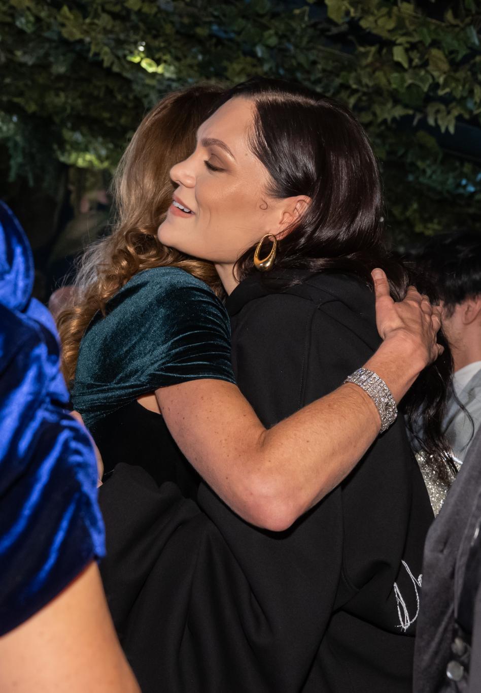 Принцесса Уэльская Кэтрин была запечатлена, тепло обнимая певицу Джесси Джей.