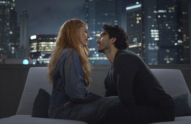 Мать троих детей подверглась критике за свой бестселлер 2016 года, 'романтизирующий' домашнее насилие, которому её мать подверглась со стороны отца.