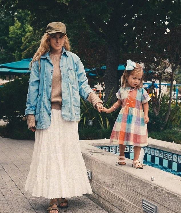 Румер Уиллис в среду выплакалась в лесу, столкнувшись с трудностями матери-одиночки для своей двухлетней дочери Луэтты.