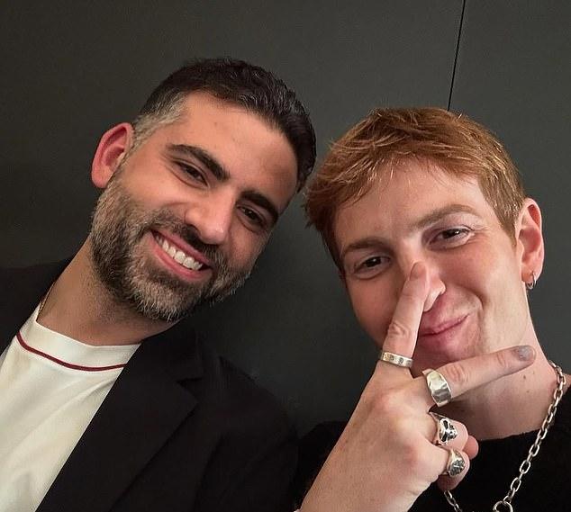 Их отец Майкл, расставшийся с ней в 2007 году, заметно отсутствовал на карусели. (На фото: Бадер Шаммас и Дакота)