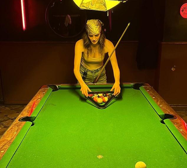 Дакота поделилась снимком сестры Алианы за игрой в бильярд.