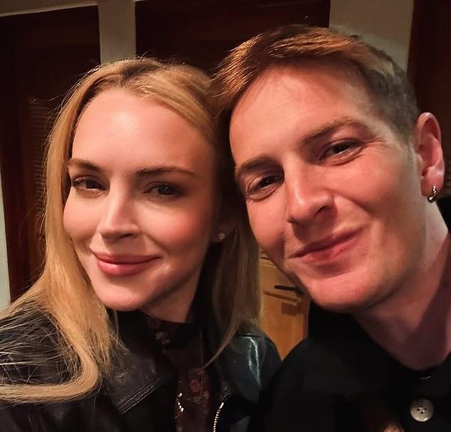 Малоизвестный младший брат Линдси Лохан, Дакота, вызвал обеспокоенность загадочным постом о своих "вредных привычках".