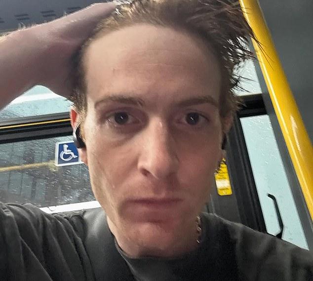 29-летний актер поделился в Instagram мыслями о личностном росте, ответственности и важности "маленьких шагов".