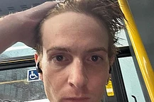 Редко появляющийся на публике младший брат Линдси Лохан, Дакота, вызвал обеспокоенность после публикации загадочного поста о своих «вредных привычках»