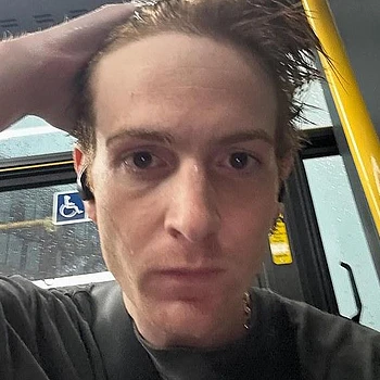 Редко появляющийся на публике младший брат Линдси Лохан, Дакота, вызвал обеспокоенность после публикации загадочного поста о своих «вредных привычках»