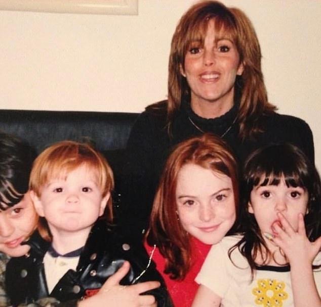 Он поделился серией трогательных семейных фото, включая ретро-снимки с Линдси, братом Майклом-младшим, сестрой Аланой и мамой Диной.