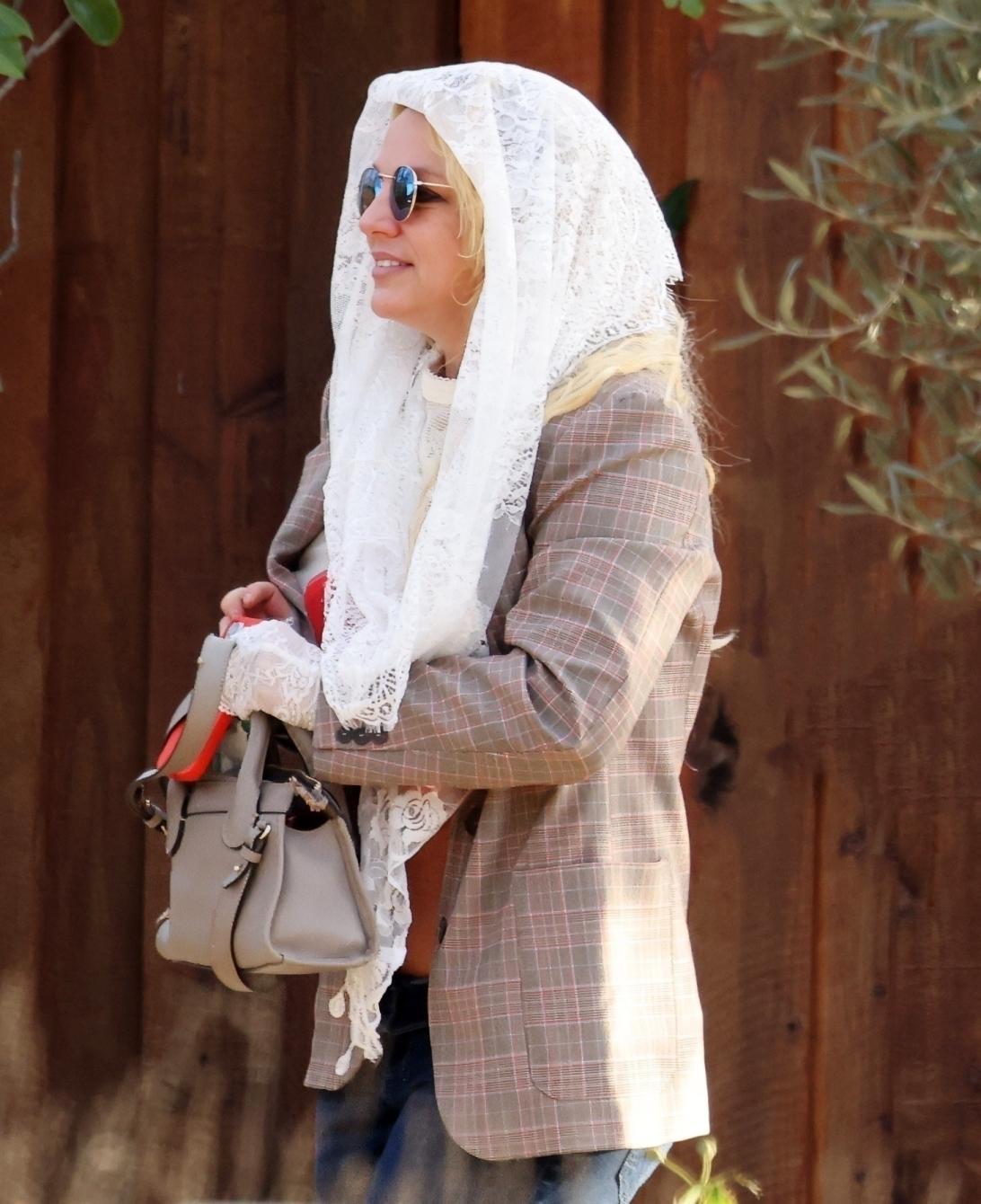 Бритни Спирс в белом кружевном шарфе и зеркальных солнцезащитных очках.