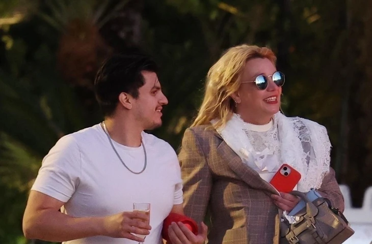 Бритни Спирс замечена в Лос-Анджелесе с бокалом для шампанского на фоне беспокойства из-за ее недавнего эксцентричного поведения