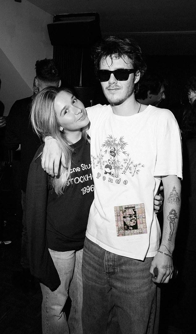 Харпер Бекхэм расплакалась, наблюдая выступление старшего брата Круза на камерном концерте в Ноттинг-Хилле в среду.