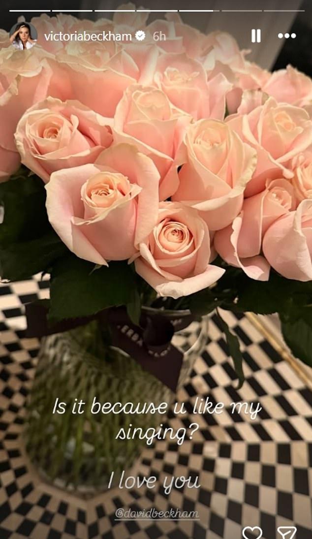 Викторию растрогал букет розовых роз от Дэвида. Поделившись фото, Пош игриво написала: «За мое пение? Люблю тебя!»
