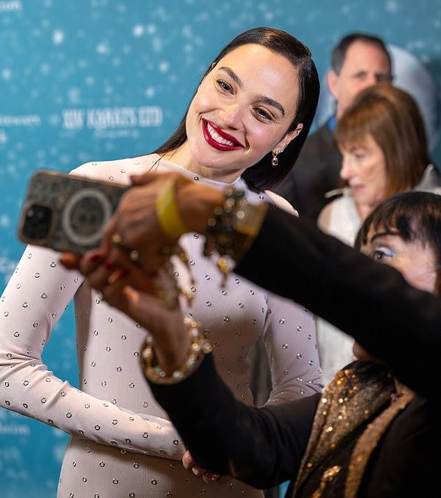 Галь Гадот выглядела невероятно, грациозно ступив на красную дорожку осеннего бала Snow Ball Гильдии женщин Cedars-Sinai в отеле Beverly Hills Wilshire в четверг