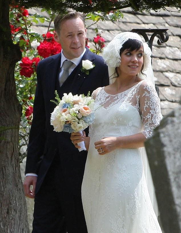 В недавнем интервью Лили дала редкие комментарии о своих дочерях Этель (13) и Марни (12) от первого мужа, строителя Сэма Купера.