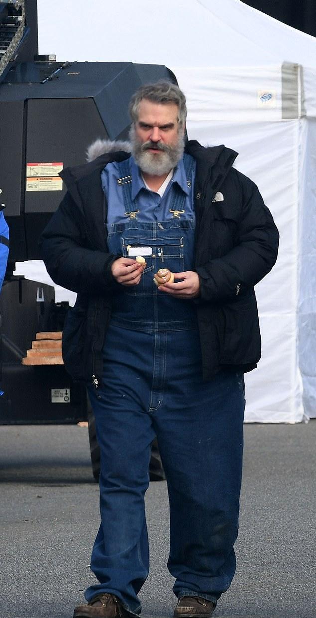 Тем временем актера Дэвида заметили с кофе на съемках нового криминального фильма «Злой гений» в Нью-Джерси.