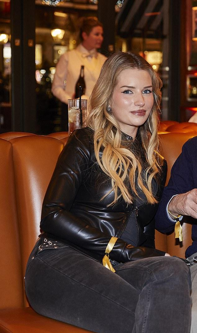 В шикарном итальянском ресторане к модели присоединилась Лотти Мосс, непринужденно стильная в черной кожаной куртке и узких джинсах.