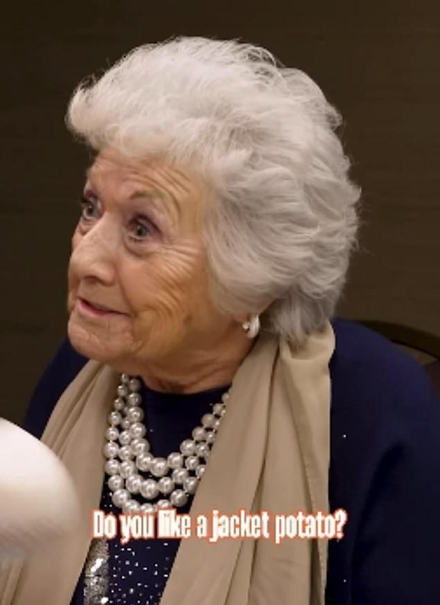 Вопрос о печеном картофеле на британском радио озадачил основательницу Skims, вызвав у Сары приступ смеха.