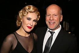 Дочь Брюса Уиллиса Румер Уиллис поделилась с поклонниками печальными новостями о своем знаменитом отце, который борется с подтипом лобно-височной деменции — первичной прогрессирующей афазией