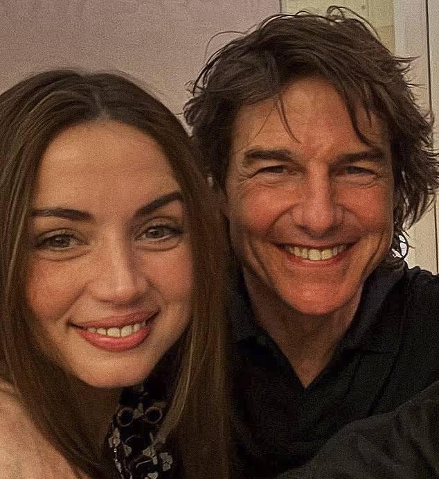 Ану де Армас была в приподнятом настроении в четверг после расставания с Томом Крузом после их девятимесячного романа