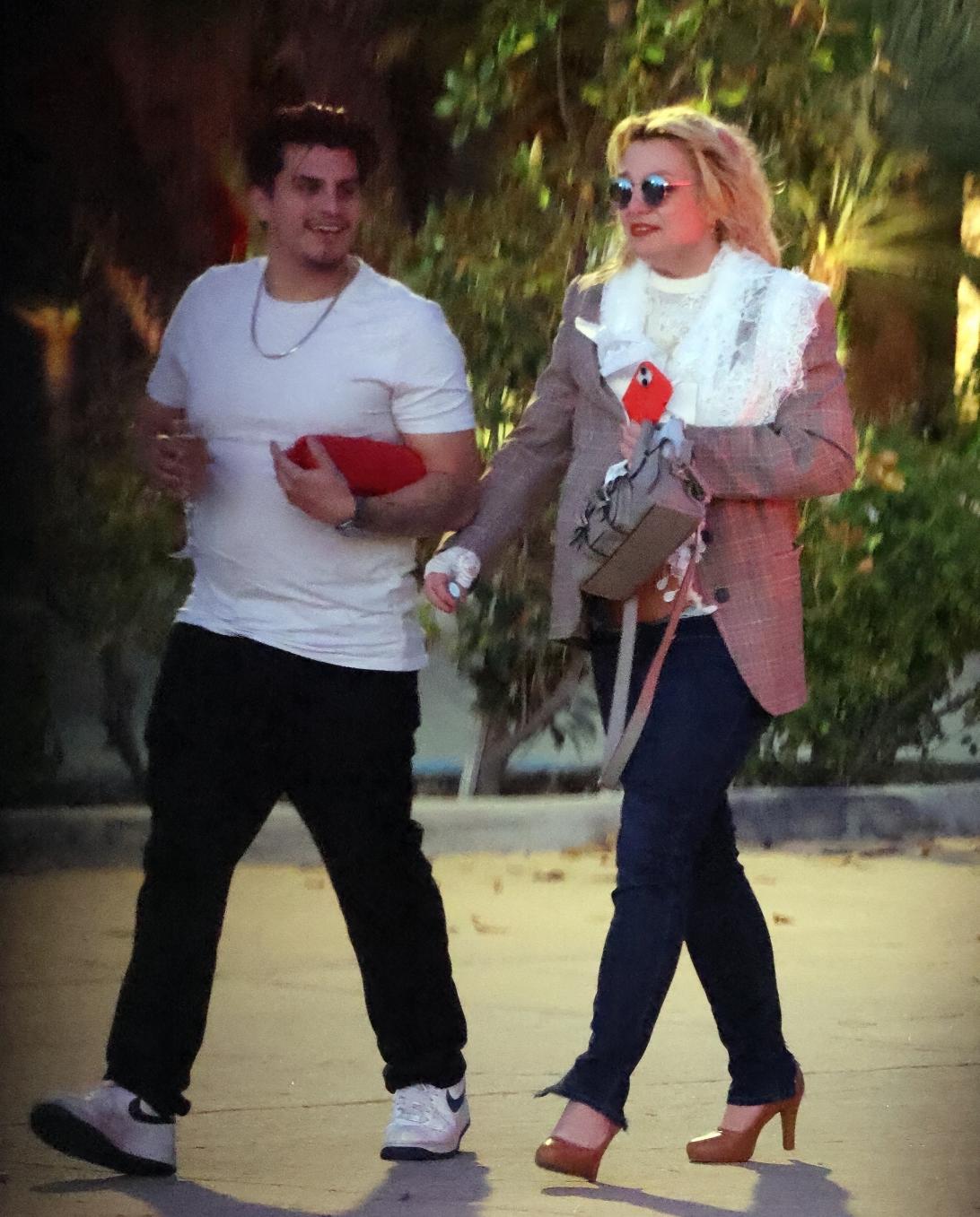 Певица Бритни Спирс прогуливалась с мужчиной возле винодельни и бара Stonehaus.