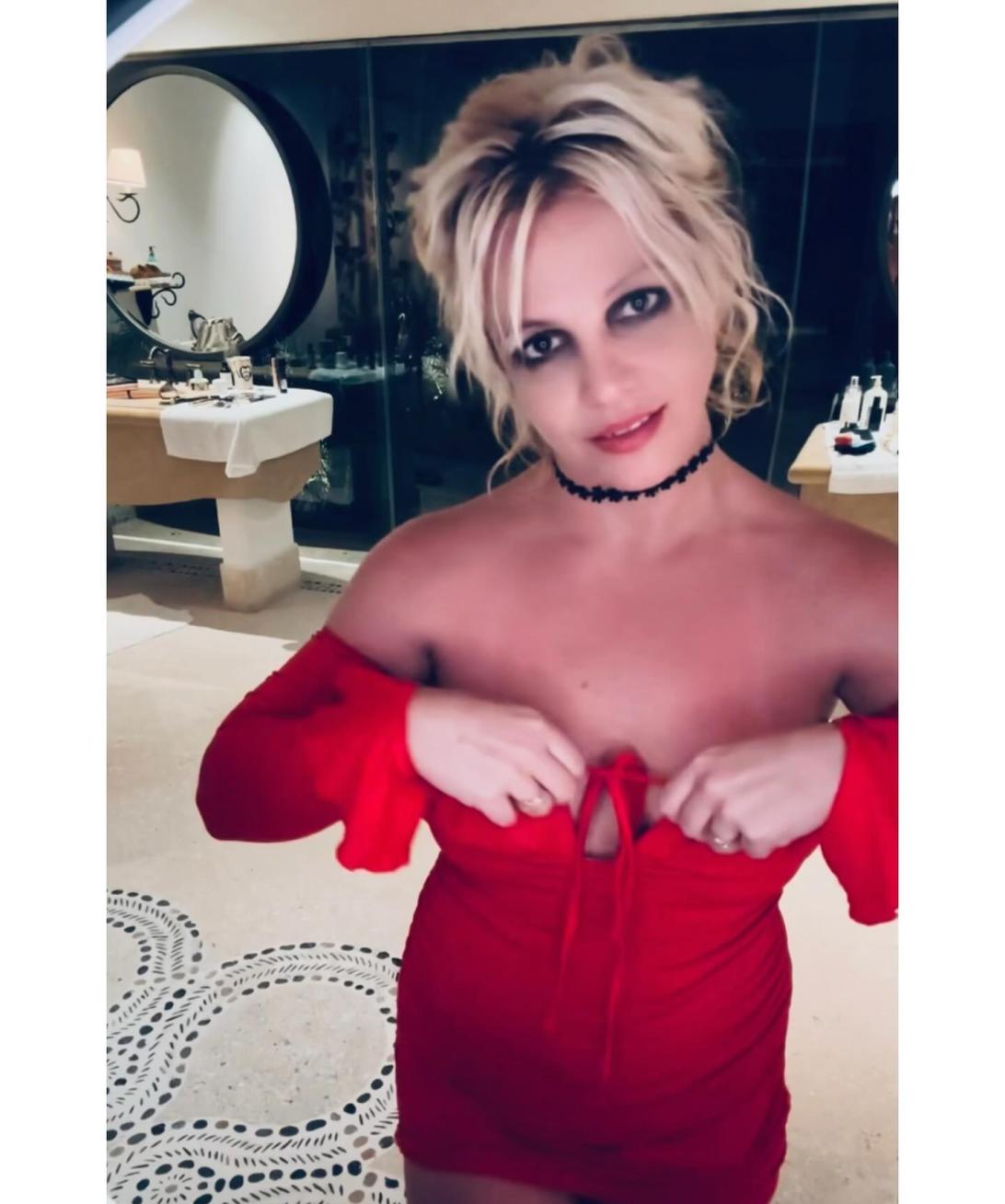 Бритни Спирс в эффектном красном платье с черным чокером.