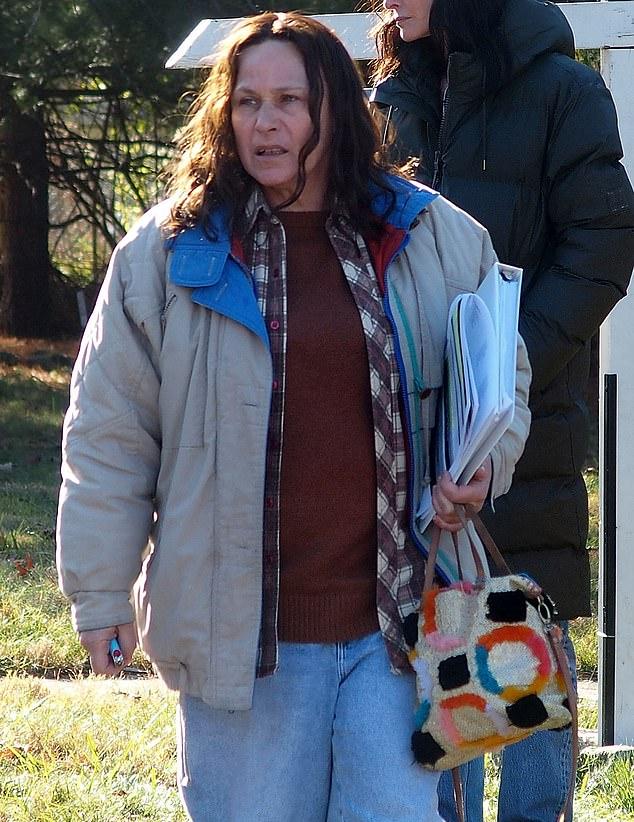 Голливудская звезда неузнаваема на съемках в Нью-Джерси. Длинные темные волосы, минимум макияжа, тонкие брови – полная противоположность краснодорожному образу. Кто это?