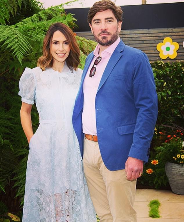 Пара познакомилась в 2011 на вечеринке, через четыре года поженилась. У них трое детей: Тедди (7), Кит (5) и Энни (2).