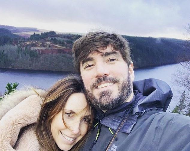 Алекс Джонс призналась, что чувствовала себя «неудачницей» на фоне изнурительной борьбы мужа Чарли Томпсона с депрессией