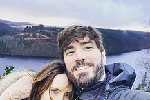 Алекс Джонс призналась, что чувствовала себя «неудачницей» на фоне изнурительной борьбы мужа Чарли Томпсона с депрессией