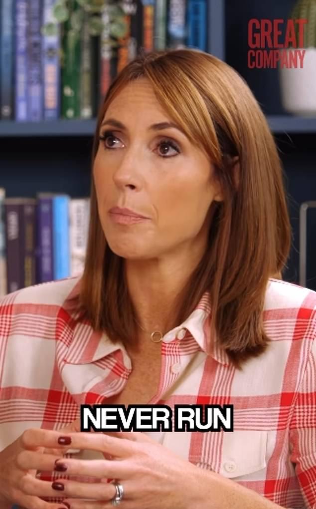 48-летняя Алекс Джонс призналась, что ощущала себя "неудачницей" из-за изнуряющей депрессии её мужа Чарли Томпсона.