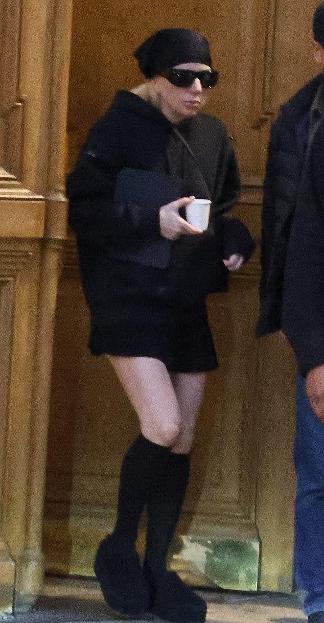 На пятничной прогулке по городу Гага выглядела непринужденно шикарно в объемной черной толстовке.