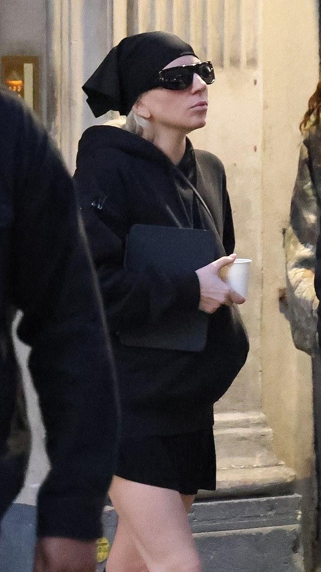 Свой образ она завершила чёрной мини-юбкой, мюлями UGG, прозрачными гольфами, очками и чёрной банданой.