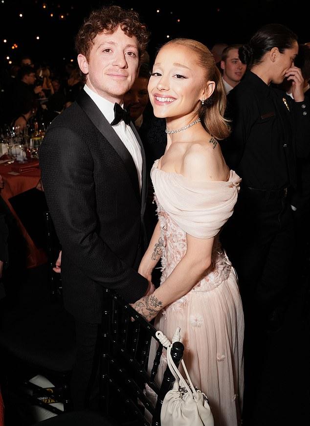 Итан Слейтер снова породил слухи о своих отношениях с девушкой и коллегой по «Злой», Арианой Гранде.