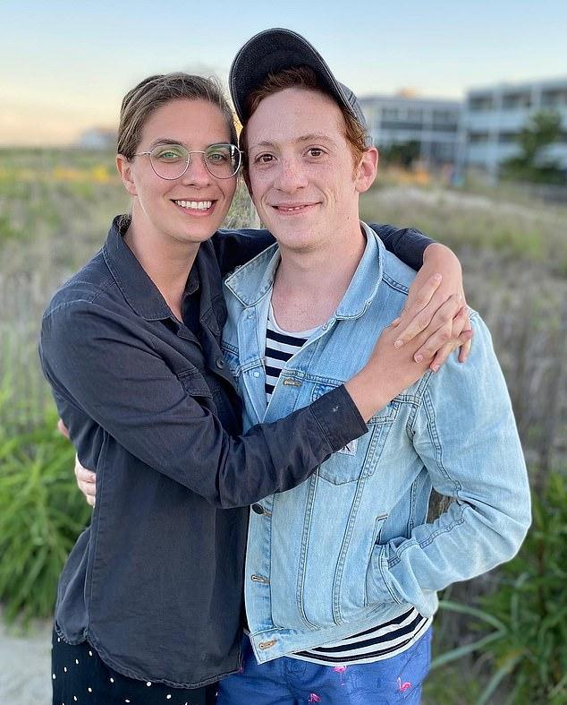 Их отношения вызвали скандал, поскольку на момент обнародования Слейтер был женат на своей теперь уже экс-супруге Лилли Джей.