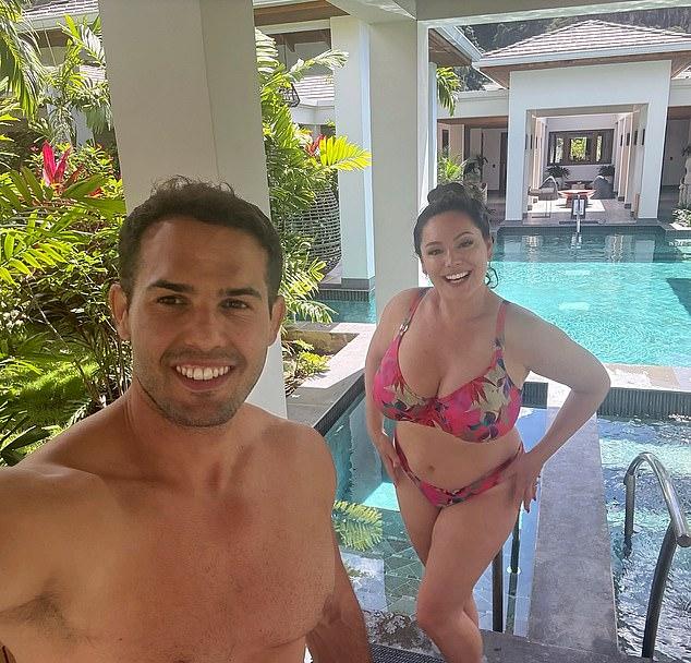 Муж Келли Брук Джереми Паризи прокомментировал ссору с Джеком Осборном на I'm A Celeb и назвал себя "счастливчиком" после сцены в бикини под душем.